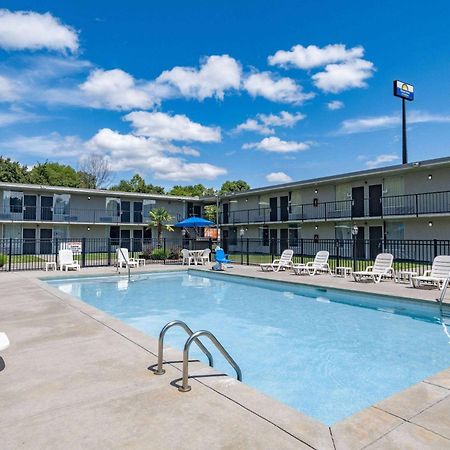 Days Inn And Suites By Wyndham Oxford Esterno foto